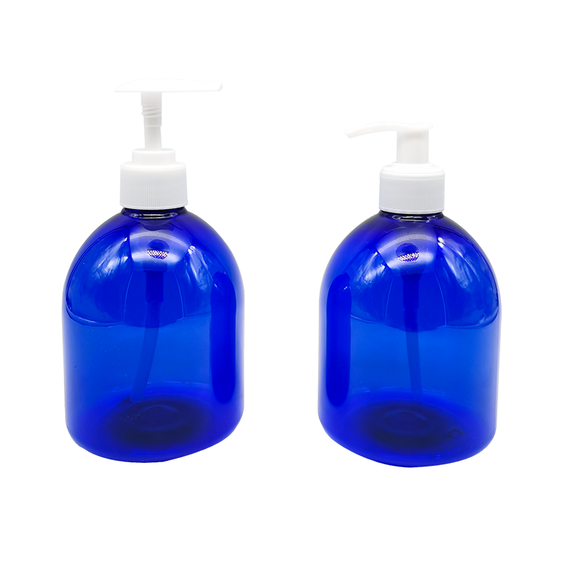 Flacone blu disinfettante per le mani