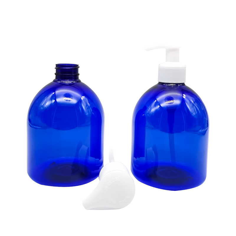 Flacone blu disinfettante per le mani
