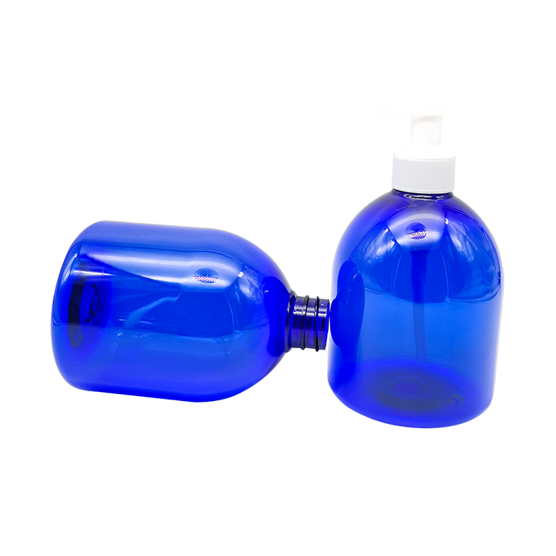 Flacone blu disinfettante per le mani