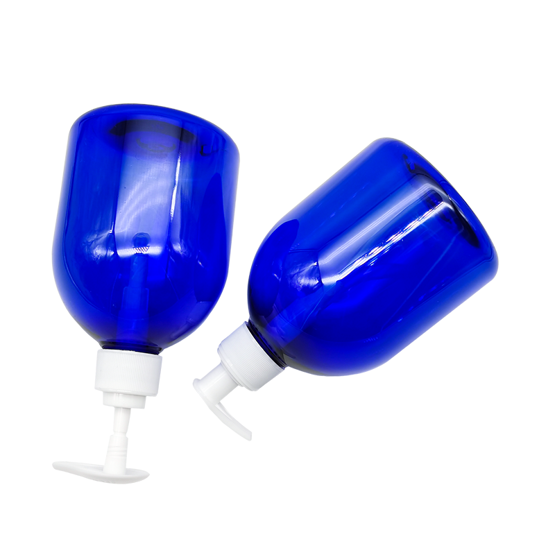 Flacone blu disinfettante per le mani