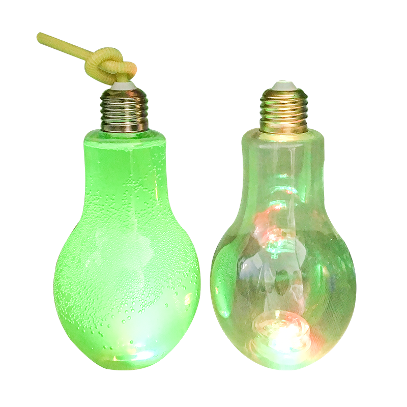 Bottiglia di tè al latte con lampadina a fulmine a LED